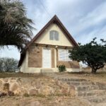 REF 31 CASA ALPINA EN VILLA CARLOS PAZ, B° VILLA DEL LAGO, A 150MTS DE RUTA 38, POR EL INGRESO AL MUSEO DE TRACTORES.