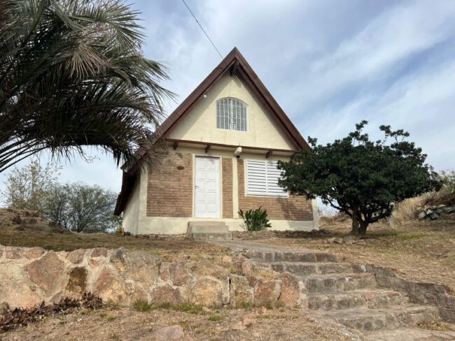 REF 31 CASA ALPINA EN VILLA CARLOS PAZ, B° VILLA DEL LAGO, A 150MTS DE RUTA 38, POR EL INGRESO AL MUSEO DE TRACTORES.