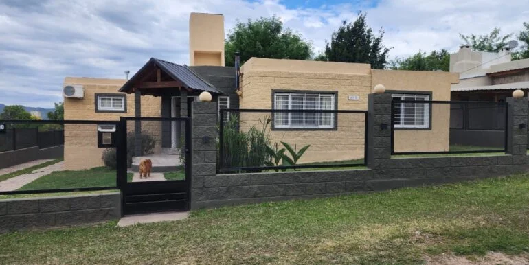REF 105 CASA EN CALLE ROSARIO, A 50MTS DE RUTA 38, SIQUIMAN U$S127.600 whatsapp image 2025 11 19 at 17.20.43 770x386