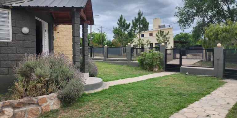 REF 105 CASA EN CALLE ROSARIO, A 50MTS DE RUTA 38, SIQUIMAN U$S127.600 whatsapp image 2025 11 19 at 17.20.56 1 770x386 copia