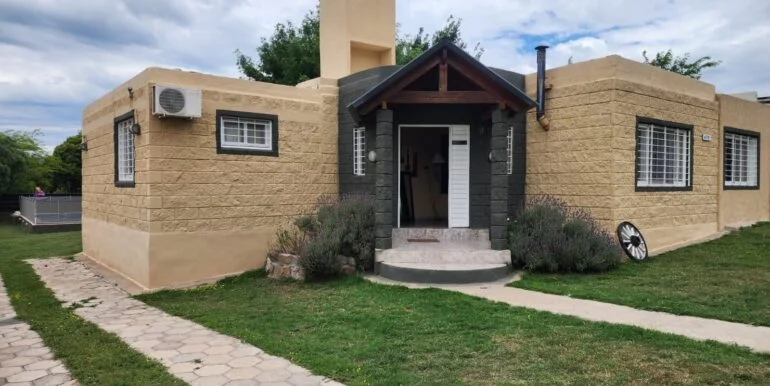 REF 105 CASA EN CALLE ROSARIO, A 50MTS DE RUTA 38, SIQUIMAN U$S127.600 whatsapp image 2025 11 19 at 17.20.57 770x386 copia